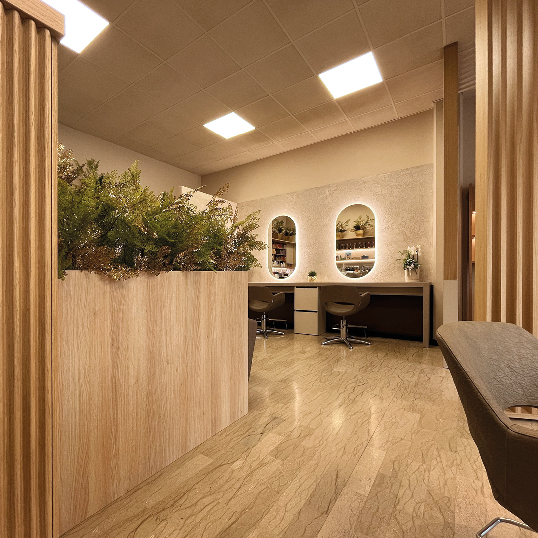 immagine dell'area stilistica con visuale su grande vaso in legno decorativo con piante verdi 